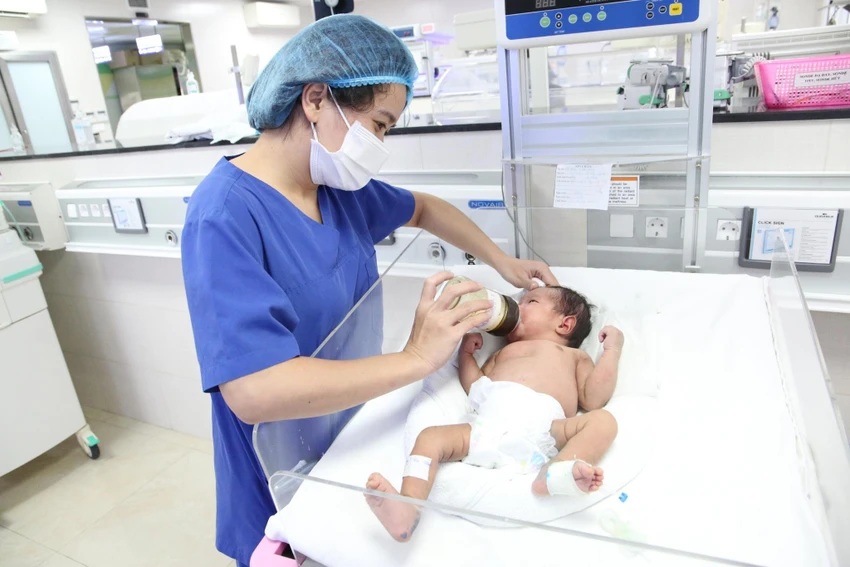 Em bé được chăm sóc bởi các bác sĩ, điều dưỡng tại Khoa Nhi Sơ sinh. Em bé được chăm sóc bởi các bác sĩ, điều dưỡng tại Khoa Nhi Sơ sinh.