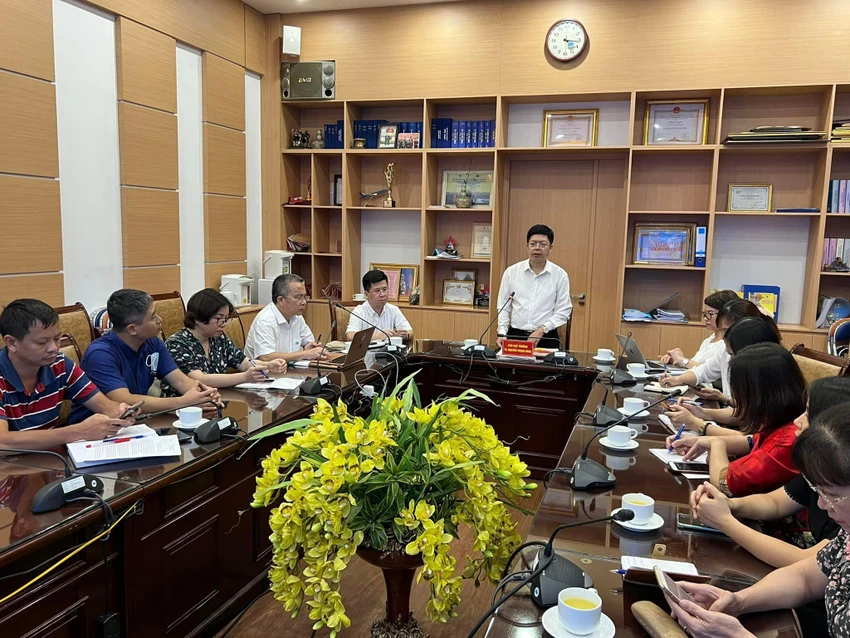 Bộ Y tế đã họp cùng với Cục Y tế dự phòng, Viện Vệ sinh Dịch tễ Trung ương, Bệnh viện Nhi Trung ương, Bệnh viện Bạch Mai, Sở Y tế Hà Nội để bàn công tác thu dung, điều trị bệnh nhi mắc virus Adeno. Ảnh: Lê Hảo Bộ Y tế đã họp cùng với Cục Y tế dự phòng, Viện Vệ sinh Dịch tễ Trung ương, Bệnh viện Nhi Trung ương, Bệnh viện Bạch Mai, Sở Y tế Hà Nội để bàn công tác thu dung, điều trị bệnh nhi mắc virus Adeno. Ảnh: Lê Hảo