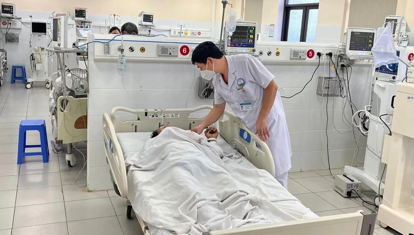 Bác sĩ Hoàng Công Tình thăm hỏi sức khoẻ bệnh nhân uốn ván tại khoa Hồi sức tích cực và Chống độc. Ảnh: BS Bác sĩ Hoàng Công Tình thăm hỏi sức khoẻ bệnh nhân uốn ván tại khoa Hồi sức tích cực và Chống độc. Ảnh: BS