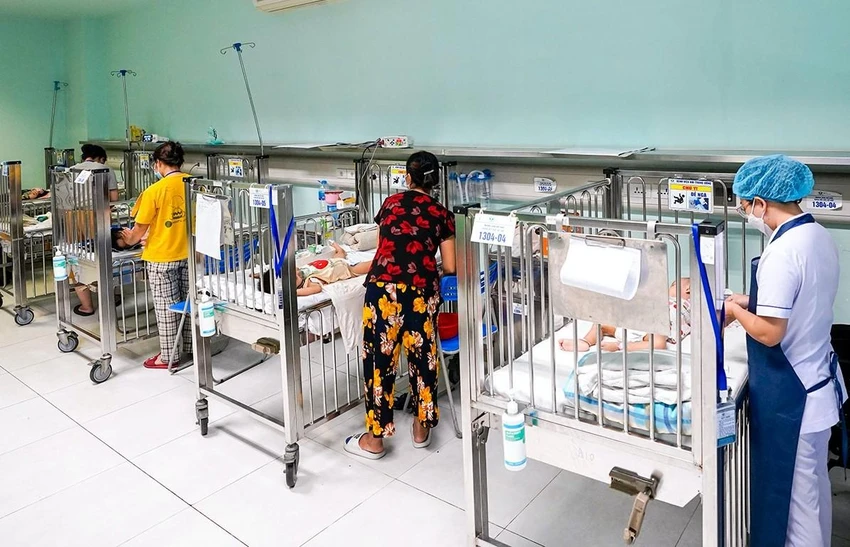 Trẻ nhi mắc virus Adeno điều trị tại bệnh viện Nhi Trung ương. Ảnh: BV