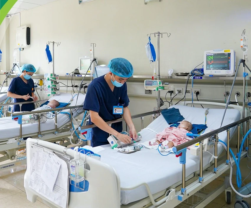 Trẻ mắc Adenovirus được điều trị tại BV Nhi Trung Ương. Ảnh: BVCC Trẻ mắc Adenovirus được điều trị tại BV Nhi Trung Ương. Ảnh: BVCC