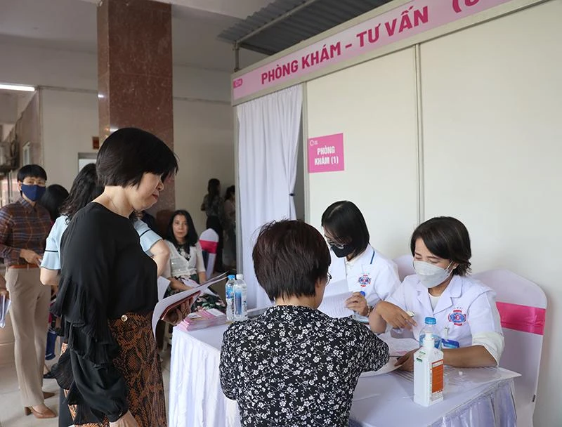 Khám sàng lọc miễn phí ung thư vú cho phụ nữ tại chương trình. Ảnh: Trần Minh Khám sàng lọc miễn phí ung thư vú cho phụ nữ tại chương trình. Ảnh: Trần Minh