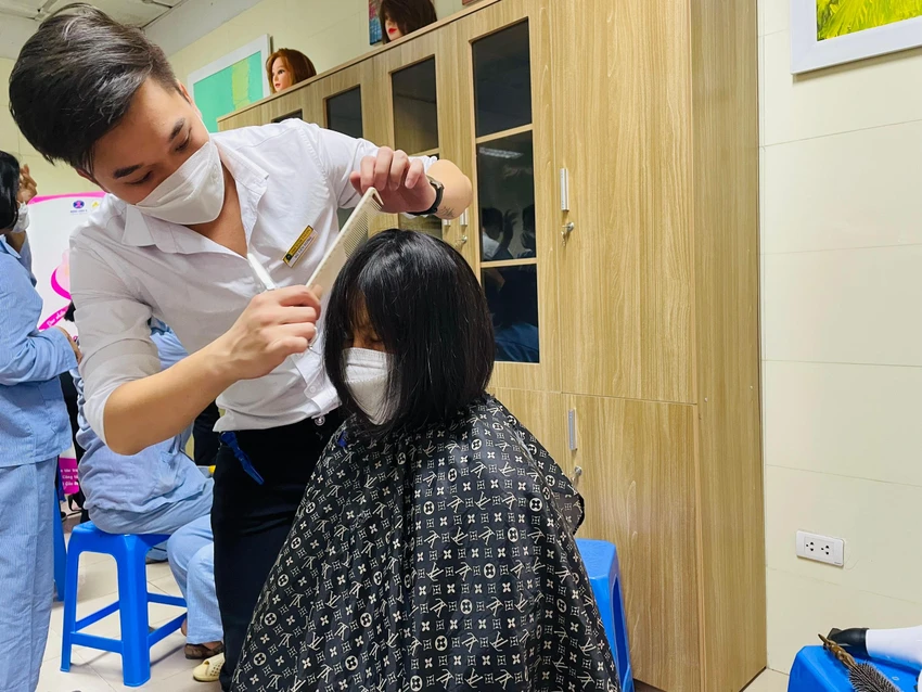 Một bệnh nhân đang được tạo kiểu tóc. Ảnh: NHƯ LOAN Một bệnh nhân đang được tạo kiểu tóc. Ảnh: NHƯ LOAN