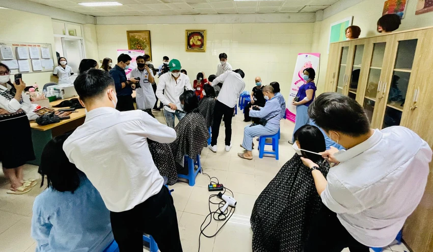 Hôm nay, 75 bộ tóc đã được hoàn thành. Những bộ tóc mới, mượt mà đã được trao tận tay từng người bệnh ung thư. Ảnh: NHƯ LOAN Hôm nay, 75 bộ tóc đã được hoàn thành. Những bộ tóc mới, mượt mà đã được trao tận tay từng người bệnh ung thư. Ảnh: NHƯ LOAN