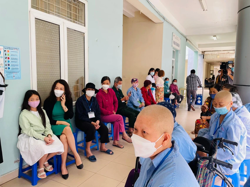 Cuối giờ chiều, vẫn rất nhiều người đến hiến tặng tóc và bệnh nhân ung thư nhận tóc chờ đến lượt. Ảnh: NHƯ LOAN Cuối giờ chiều, vẫn rất nhiều người đến hiến tặng tóc và bệnh nhân ung thư nhận tóc chờ đến lượt. Ảnh: NHƯ LOAN
