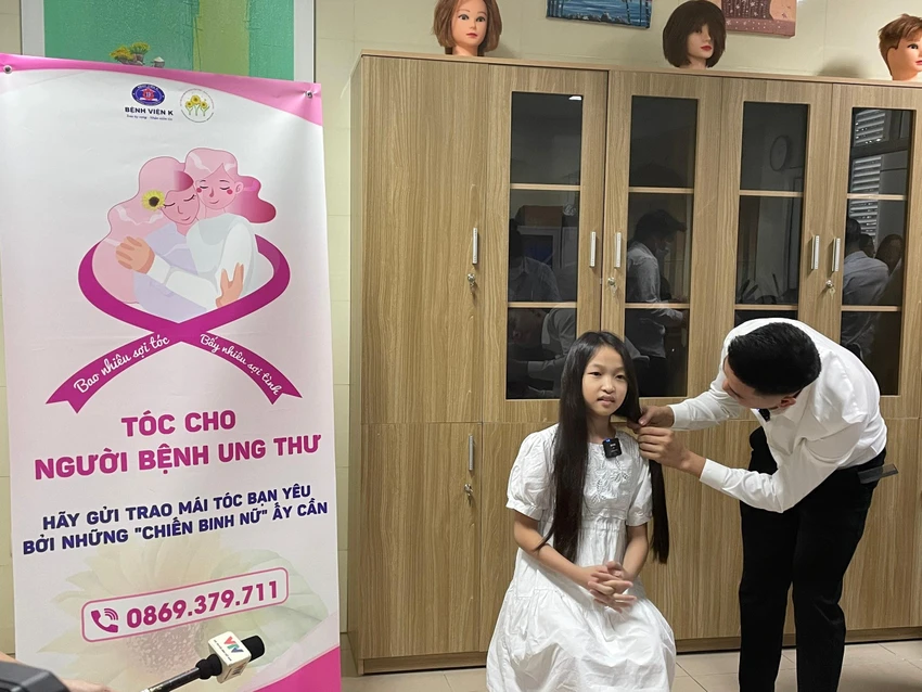 Bé Tuệ Minh cho biết: "Qua mạng xã hội và các bạn trong lớp, con biết đến chương trình cắt tóc miễn phí và tặng cho bệnh nhân ung thư. Con nghĩ tóc cắt ngắn rồi lại sẽ dài ra khi được chăm sóc. Con hy vọng món quà nhỏ này sẽ giúp nhiều bệnh nhân ung thư tự tin hơn, đẹp hơn..". Ảnh: NHƯ LOAN Bé Tuệ Minh cho biết: "Qua mạng xã hội và các bạn trong lớp, con biết đến chương trình cắt tóc miễn phí và tặng cho bệnh nhân ung thư. Con nghĩ tóc cắt ngắn rồi lại sẽ dài ra khi được chăm sóc. Con hy vọng món quà nhỏ này sẽ giúp nhiều bệnh nhân ung thư tự tin hơn, đẹp hơn..". Ảnh: NHƯ LOAN