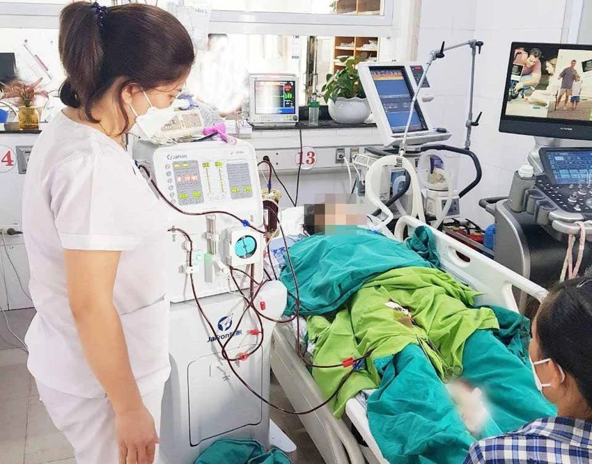 Người bệnh được điều trị bằng các biện pháp hồi sức tích cực hiện đại. Ảnh: BVCC Người bệnh được điều trị bằng các biện pháp hồi sức tích cực hiện đại. Ảnh: BVCC