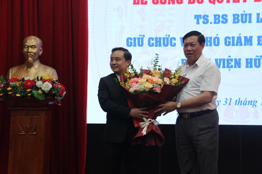 Thứ trưởng Bộ Y tế Đỗ Xuân Tuyên tặng hoa chúc mừng tân phó giám đốc BV Hữu Nghị.