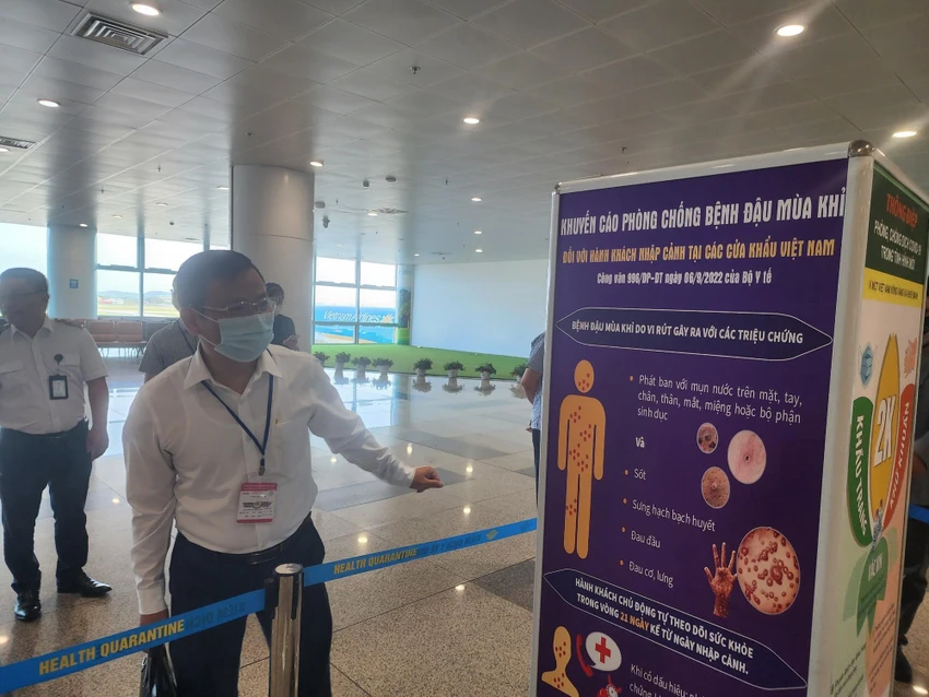 Đoàn kiểm tra của Bộ Y tế kiểm tra công tác phòng chống dịch đậu mùa khỉ tại Sân bay Nội Bài. Ảnh: Dương Hải Đoàn kiểm tra của Bộ Y tế kiểm tra công tác phòng chống dịch đậu mùa khỉ tại Sân bay Nội Bài. Ảnh: Dương Hải