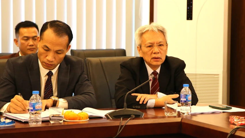 TS Nguyễn Sĩ Dũng (bên phải) trình bày tham luận. TS Nguyễn Sĩ Dũng (bên phải) trình bày tham luận.