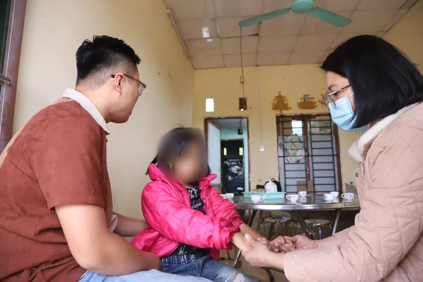 Một trong số những trẻ có biểu hiện mắc chứng rối loạn phân ly tại Cao Bằng. Ảnh: Sở Y tế tỉnh Cao Bằng. Một trong số những trẻ có biểu hiện mắc chứng rối loạn phân ly tại Cao Bằng. Ảnh: Sở Y tế tỉnh Cao Bằng.