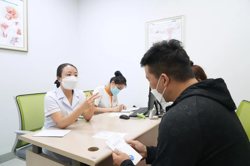 Thạc sĩ, Bác sĩ Lê Thị Thu Hiền tư vấn sức khoẻ cho bệnh nhân đến khám hiếm muộn. Thạc sĩ, Bác sĩ Lê Thị Thu Hiền tư vấn sức khoẻ cho bệnh nhân đến khám hiếm muộn.