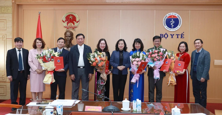 Bộ trưởng Bộ Y tế Đào Hồng Lan và các Thứ trưởng Bộ Y tế chúc mừng các nhân sự nhận quyết định bổ nhiệm, bổ nhiệm lại. Ảnh: TRẦN MINH