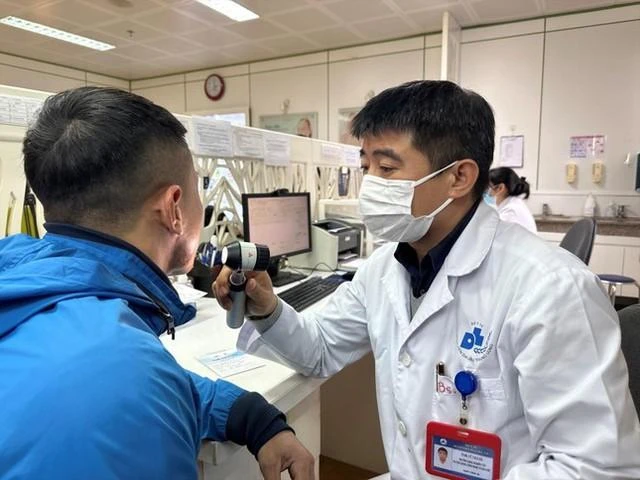 TS-BS Vũ Thái Hà đang khám cho bệnh nhân gặp biến chứng sau tiêm filler. Ảnh: BVCC