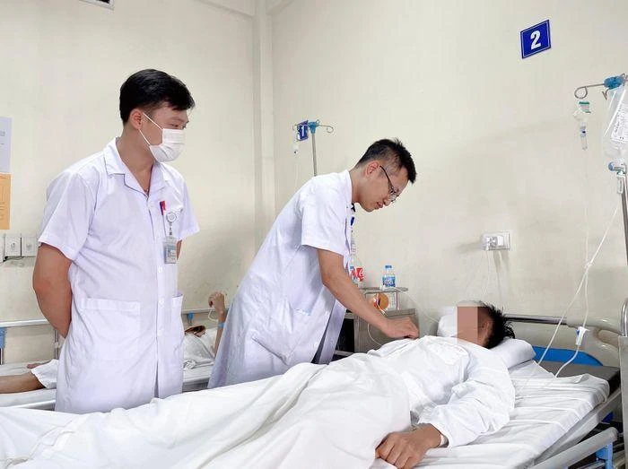 BS Nguyễn Duy Khánh thăm khám cho bệnh nhân. Ảnh: BVCC