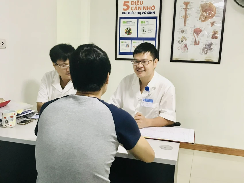 ThS-Bs Hà Ngọc Mạnh tư vấn cho bệnh nhân vô sinh nam tại bệnh viện. Ảnh: NHƯ LOAN