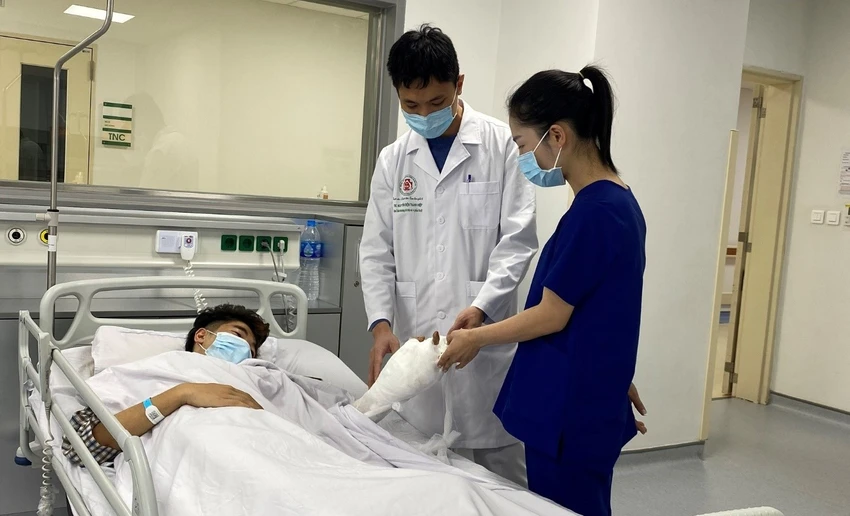 Bs Nguyễn Điện Thanh Hiệp khám sau phẫu thuật cho bệnh nhân. Bs Nguyễn Điện Thanh Hiệp khám sau phẫu thuật cho bệnh nhân.