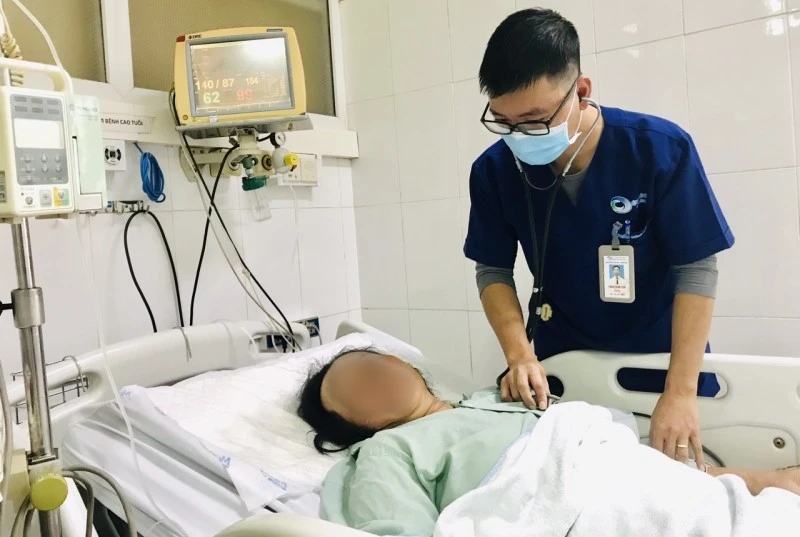 Bệnh nhân T chuyển đến cấp cứu tại bệnh viện trong tình trạng tím tái, nhịp tim chậm, suy hô hấp. Ảnh: BVCC