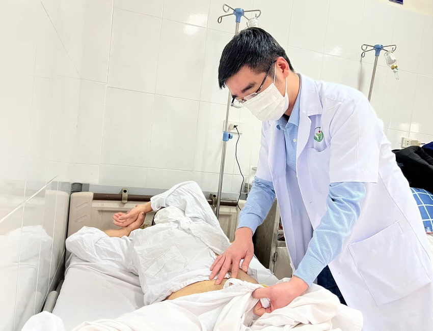 ThS-BS Võ Văn Minh thăm khám sức khoẻ bệnh nhân sau phẫu thuật.. ThS-BS Võ Văn Minh thăm khám sức khoẻ bệnh nhân sau phẫu thuật..