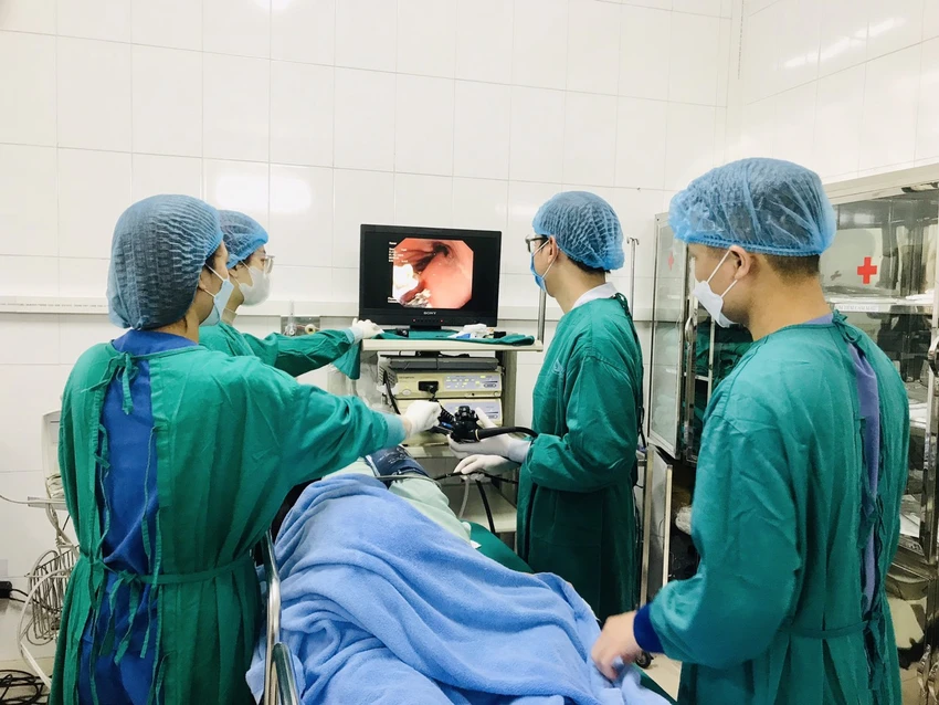 Can thiệp nội soi cấp cứu cho người bệnh xuất huyết tiêu hóa tại Bệnh viện Bãi Cháy. Ảnh: BVCC Can thiệp nội soi cấp cứu cho người bệnh xuất huyết tiêu hóa tại Bệnh viện Bãi Cháy. Ảnh: BVCC