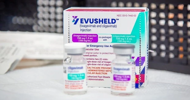 Evusheld là sinh phẩm kết hợp bộ đôi kháng thể đơn dòng được AstraZeneca phát triển với chỉ định dự phòng trước phơi nhiễm COVID-19.