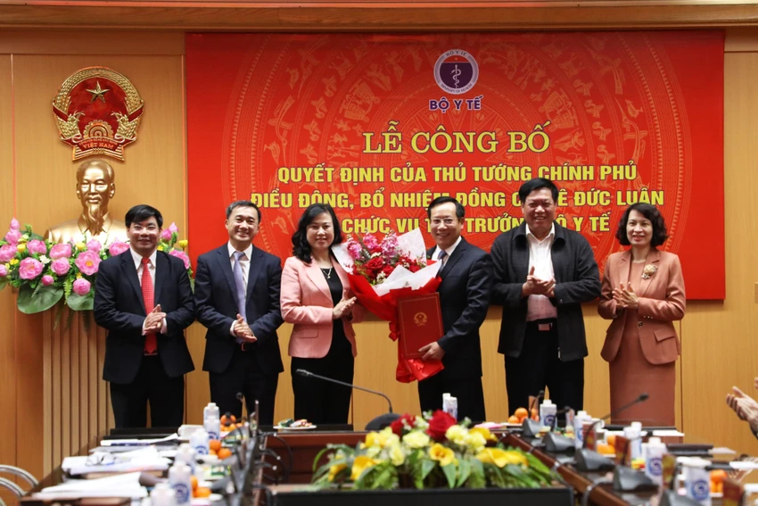 Bộ trưởng Đào Hồng Lan, Thứ trưởng Đỗ Xuân Tuyên, Thứ trưởng Trần Văn Thuấn, Thứ trưởng Nguyễn Thị Liên Hương và Vụ trưởng Vụ Tổ chức Cán bộ Nguyễn Hồng Sơn chúc mừng tân Thứ trưởng Lê Đức Luận. Bộ trưởng Đào Hồng Lan, Thứ trưởng Đỗ Xuân Tuyên, Thứ trưởng Trần Văn Thuấn, Thứ trưởng Nguyễn Thị Liên Hương và Vụ trưởng Vụ Tổ chức Cán bộ Nguyễn Hồng Sơn chúc mừng tân Thứ trưởng Lê Đức Luận.