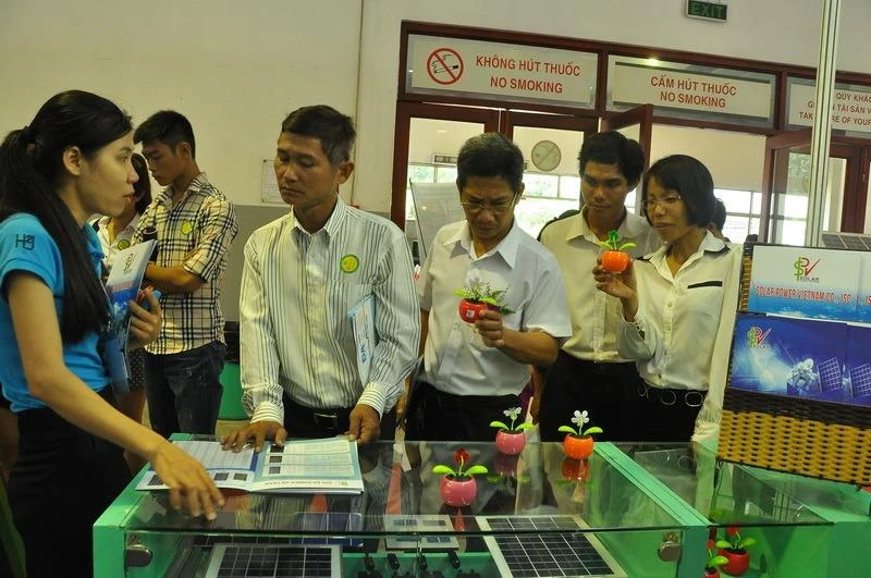 Người tiêu dùng tìm hiểu thiết bị, pin năng lượng mặt trời để tiết kiệm điện