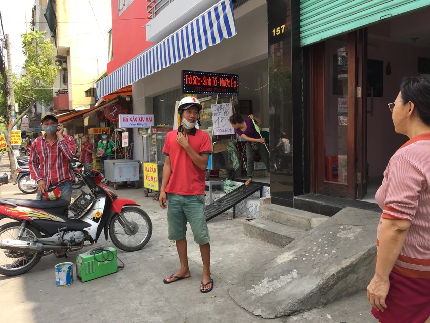 Một nhà trên đường Vạn Kiếp (quận Bình Thạnh) đang chuẩn bị đập bậc thềm xi măng và có phương án gắn bậc thềm mới. Ảnh: Quỳnh Như