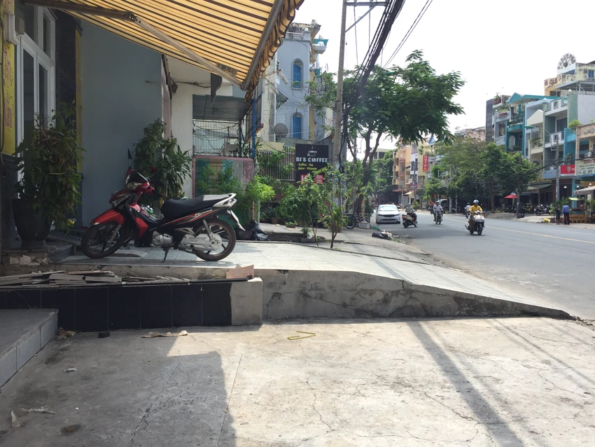 Vỉa hè đường Chu Văn An, quận Bình Thạnh "nhấp nhô" tùy vào thiết kế thềm, dốc của từng gia chủ. Ảnh: Quỳnh Như