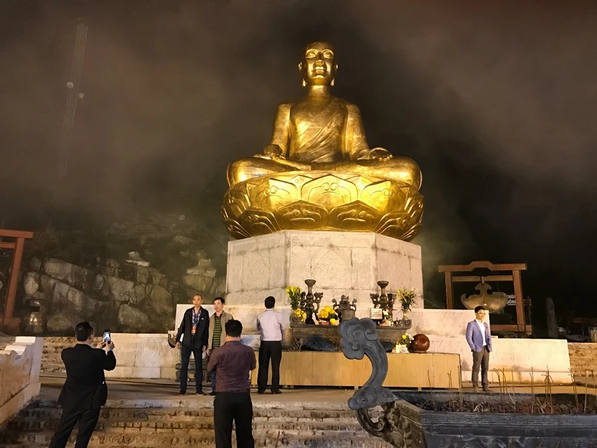 Hành hương lên Yên Tử lúc nửa đêm ảnh 7 Hành hương lên Yên Tử lúc nửa đêm ảnh 7