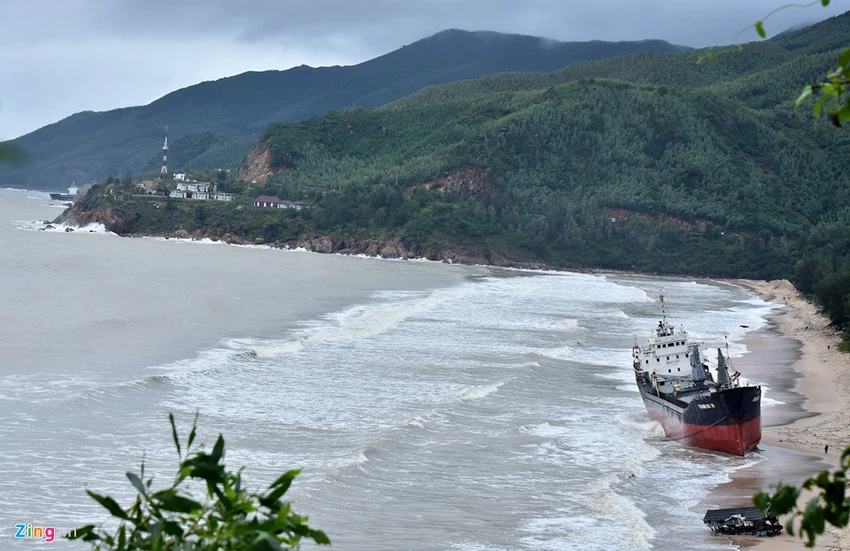 'Nghĩa địa' tàu hàng bị chìm sau bão số 12 ở Quy Nhơn ảnh 15