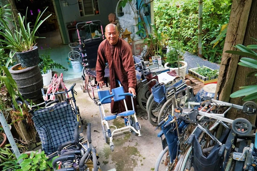 Tại Đạo tràng An Viên còn gần 100 chiếc xe lăn cũ đang đợi tái chế và gửi đến những người khuyết tật có hoàn cảnh khó khăn. Tại Đạo tràng An Viên còn gần 100 chiếc xe lăn cũ đang đợi tái chế và gửi đến những người khuyết tật có hoàn cảnh khó khăn.