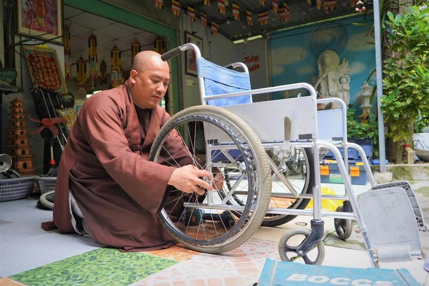 Hơn 7 năm qua, sư thầy Đức Minh và các phật tử tại đạo tràng đã tái chế thành công hàng ngàn chiếc xe lăn ‘đặc biệt’, gửi tặng những người khuyết tật có hoàn cảnh khó khăn. Hơn 7 năm qua, sư thầy Đức Minh và các phật tử tại đạo tràng đã tái chế thành công hàng ngàn chiếc xe lăn ‘đặc biệt’, gửi tặng những người khuyết tật có hoàn cảnh khó khăn.