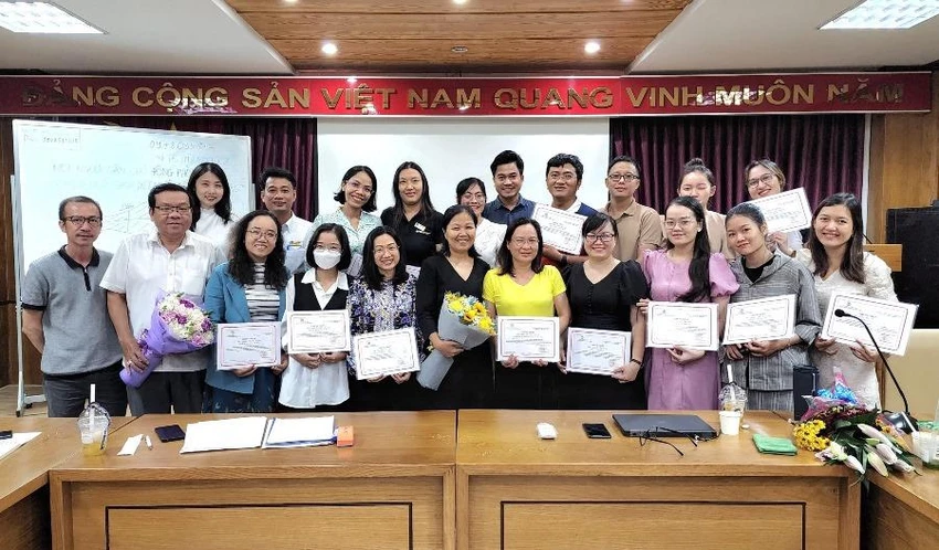 Ngay sau khóa học, Trung tâm Bồi dưỡng nghiệp vụ báo chí đã trao chứng nhận hoàn thành lớp bồi dưỡng nghiệp vụ cho các phóng viên, biên tập viên. Ngay sau khóa học, Trung tâm Bồi dưỡng nghiệp vụ báo chí đã trao chứng nhận hoàn thành lớp bồi dưỡng nghiệp vụ cho các phóng viên, biên tập viên.