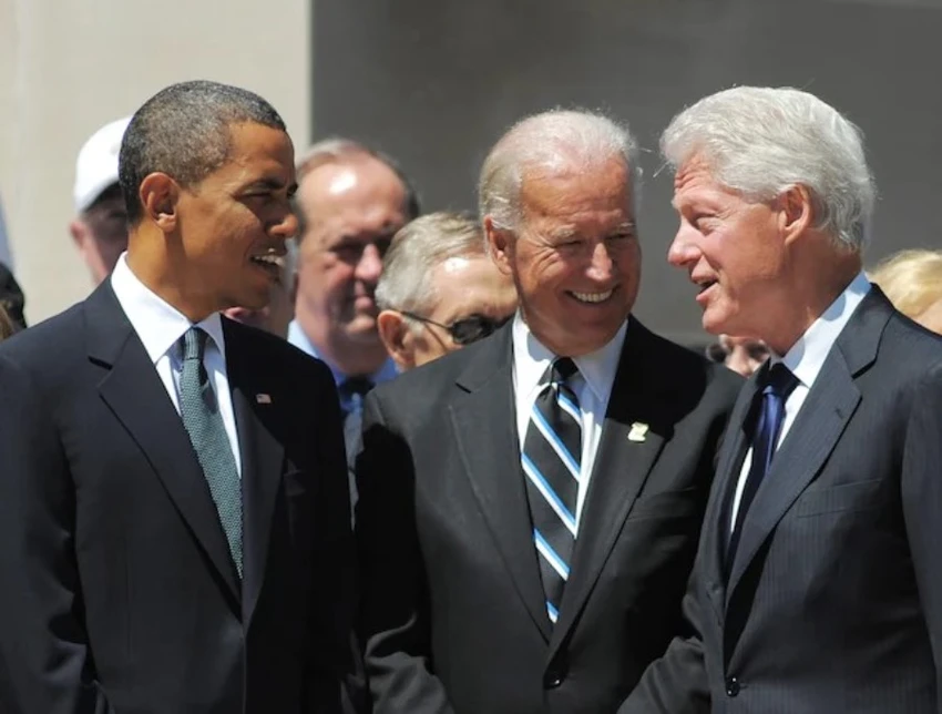 Tổng thống Barack Obama (phải), Phó Tổng thống Joe Biden (giữa) - cũng chính là đương kim Tổng thống Mỹ hiện nay, cùng với cựu Tổng thống Mỹ Bill Clinton trong cuộc gặp vào năm 2010. Ảnh: Mandel Ngan/AFP/Getty Images/Washington Post