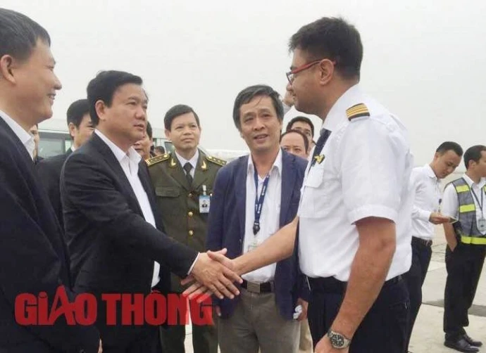 Bộ trưởng Thăng trực tiếp chỉ đạo xử lý vụ máy bay... rách lốp trên không ảnh 1 Bộ trưởng Thăng trực tiếp chỉ đạo xử lý vụ máy bay... rách lốp trên không ảnh 1