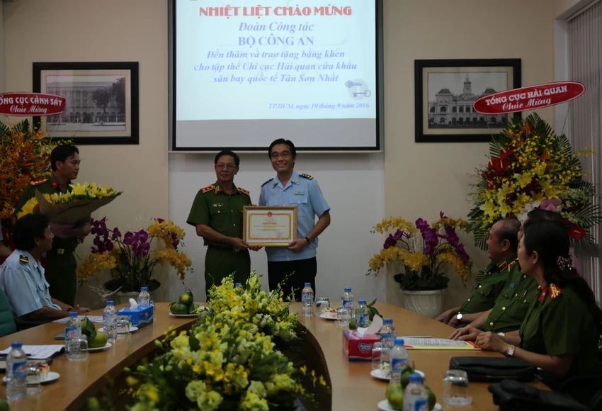 Lễ đón nhận bằng khen