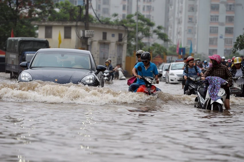 Bí kíp lái ô tô an toàn mùa mưa, đường ngập ảnh 1