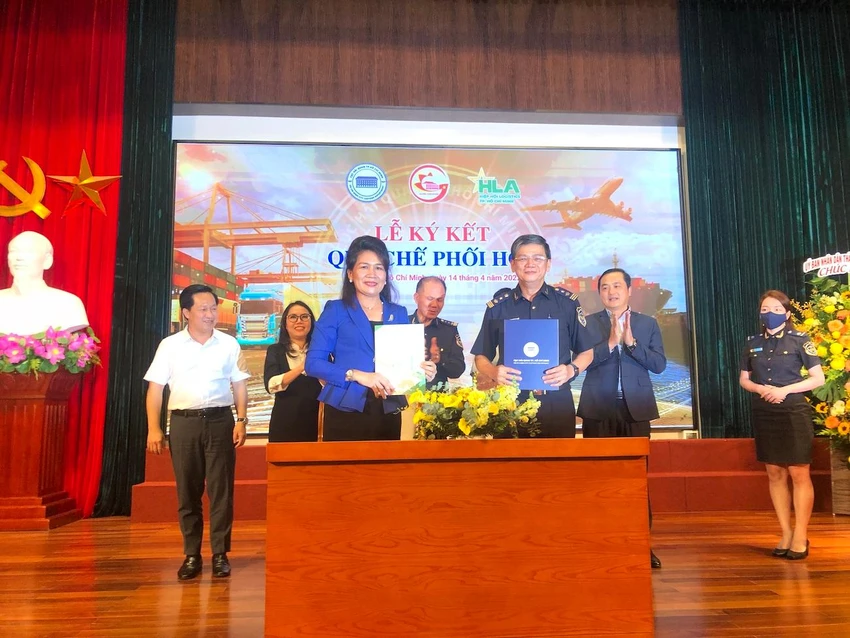 Cục Hải quan TPHCM và Hiệp hội Logistics TPHCM ký kết quy chế phối hợp giữa hai bên nhằm nâng cao hiệu quả hợp tác, tăng cường kết nối trong hoạt động dịch vụ logistics. Ảnh: Quang Huy Cục Hải quan TPHCM và Hiệp hội Logistics TPHCM ký kết quy chế phối hợp giữa hai bên nhằm nâng cao hiệu quả hợp tác, tăng cường kết nối trong hoạt động dịch vụ logistics. Ảnh: Quang Huy