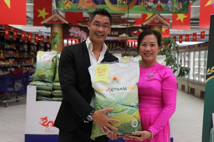 Các lô gạo thương hiệu Cơm Việt Nam Rice lên kệ siêu thị châu Âu là dòng gạo thơm dẻo. Các lô gạo thương hiệu Cơm Việt Nam Rice lên kệ siêu thị châu Âu là dòng gạo thơm dẻo.