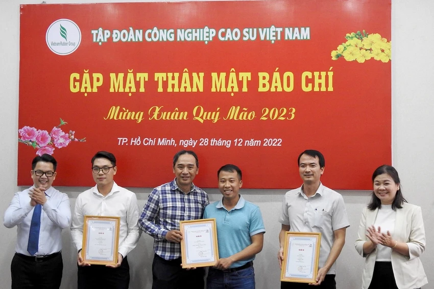Ban tổ chức Giải báo chí viết về ngành cao su Việt Nam trao giải B cho các tác giả. Ban tổ chức Giải báo chí viết về ngành cao su Việt Nam trao giải B cho các tác giả.