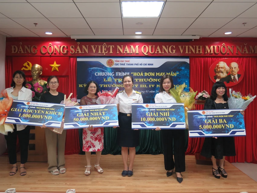 Cục Thuế TP HCM trao 118 giải thưởng "Hoá đơn may mắn" đợt 2 của kỳ mở thưởng quý III, quý IV-2022, tổng giá trị 310 triệu đồng. Ảnh: QH Cục Thuế TP HCM trao 118 giải thưởng "Hoá đơn may mắn" đợt 2 của kỳ mở thưởng quý III, quý IV-2022, tổng giá trị 310 triệu đồng. Ảnh: QH