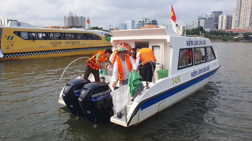 Trong hơn 390.000 thủy sản thả xuống sông Sài Gòn có 44.000 con cá lăng giống, 125.000 con tôm càng xanh giống, hơn 220.000 thủy sản nước ngọt khác và 1 tấn cá loại lớn. Ảnh: QH