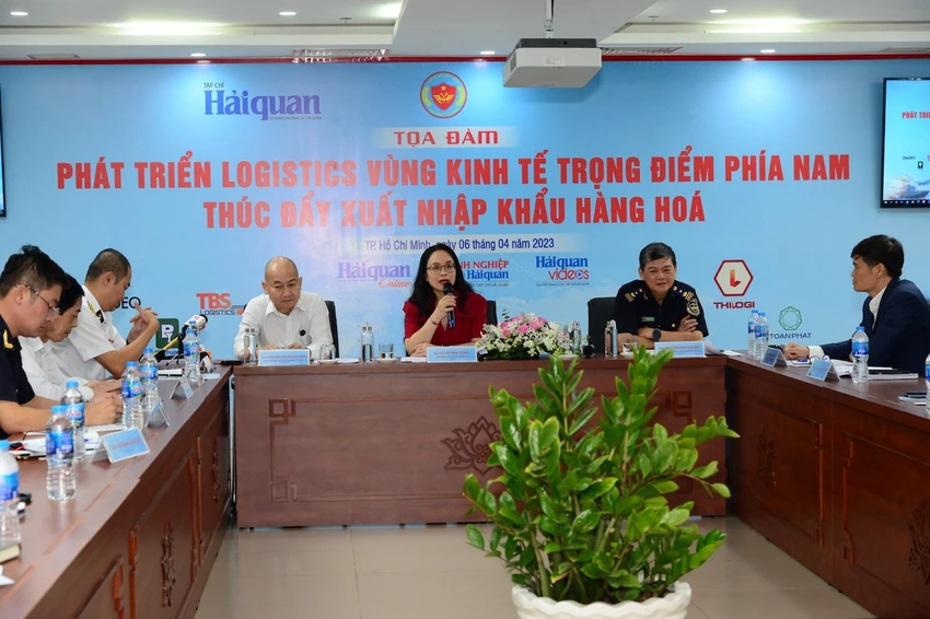 Hạ tầng giao thông tại TP.HCM nói riêng và cả vùng Ðông Nam Bộ nói chung thiếu tính kết nối, thiếu đồng bộ, gây tắc nghẽn trong vận chuyển hàng hóa, làm tăng chi phí về logistics. Hạ tầng giao thông tại TP.HCM nói riêng và cả vùng Ðông Nam Bộ nói chung thiếu tính kết nối, thiếu đồng bộ, gây tắc nghẽn trong vận chuyển hàng hóa, làm tăng chi phí về logistics.