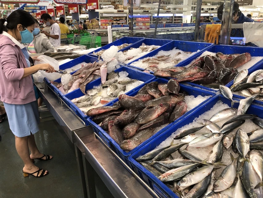Bộ Tài chính đề xuất giảm 2% thuế VAT đến hết năm 2023 để kích cầu tiêu dùng. Bộ Tài chính đề xuất giảm 2% thuế VAT đến hết năm 2023 để kích cầu tiêu dùng.