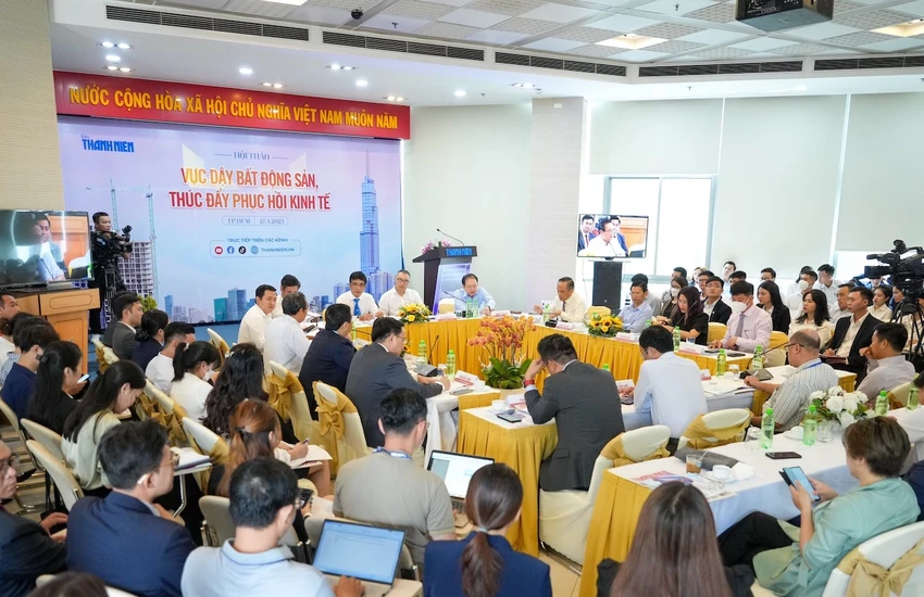 Nhiều ý kiến doanh nghiệp, chuyên gia cho rằng cần có chính sách giảm lãi suất ngân hàng để người mua nhà tiếp cận được nguồn vốn tín dụng mua nhà với mức lãi suất ổn định như những năm trước từ 9 - 10%. Ảnh: QUANG HUY