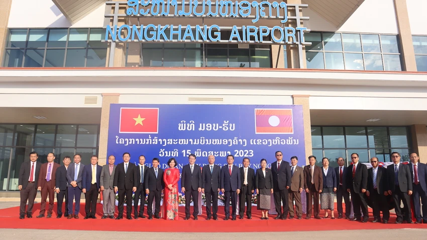 Buổi lễ bàn giao sân bay Nong Khang (Lào). Buổi lễ bàn giao sân bay Nong Khang (Lào).