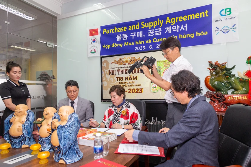 Doanh nhân Lê Thị Giàu chia sẻ việc ký hợp tác mở ra thêm nhiều cơ hội mới để người tiêu dùng Việt Nam có thể tiếp cận dễ dàng hơn các sản phẩm chăm sóc sức khỏe chất lượng cao từ Hàn Quốc. Doanh nhân Lê Thị Giàu chia sẻ việc ký hợp tác mở ra thêm nhiều cơ hội mới để người tiêu dùng Việt Nam có thể tiếp cận dễ dàng hơn các sản phẩm chăm sóc sức khỏe chất lượng cao từ Hàn Quốc.