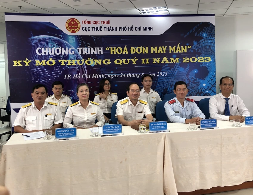 Hơn 1 triệu hóa đơn đủ điều kiện tham dự chương trình hóa đơn may mắn và được bấm lựa chọn ngẫu nhiên của kỳ mở thưởng quý 2-2023. Hơn 1 triệu hóa đơn đủ điều kiện tham dự chương trình hóa đơn may mắn và được bấm lựa chọn ngẫu nhiên của kỳ mở thưởng quý 2-2023.