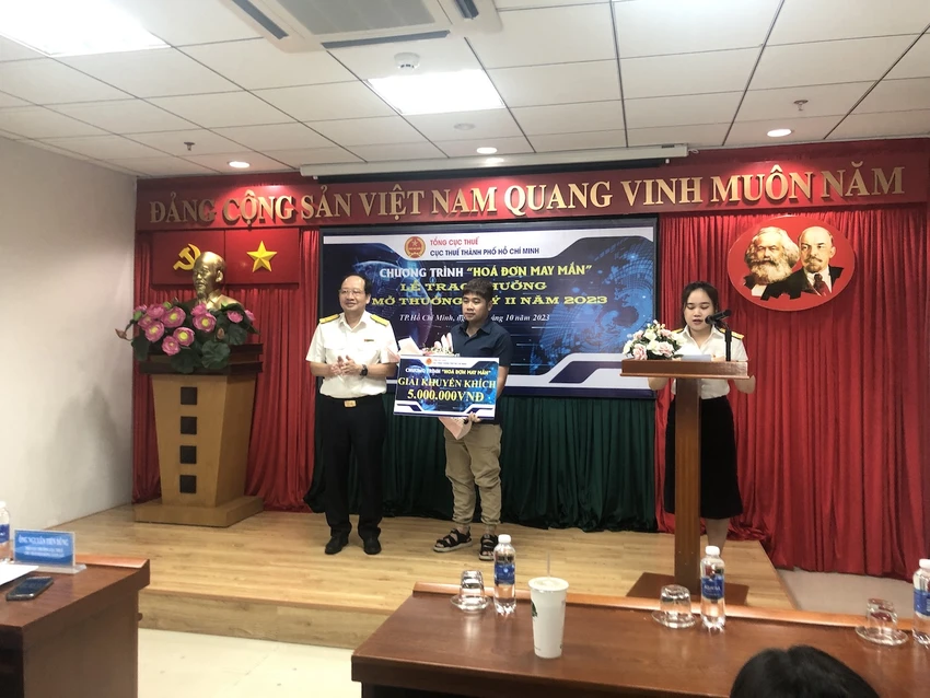 người mua trúng thưởng hóa đơn